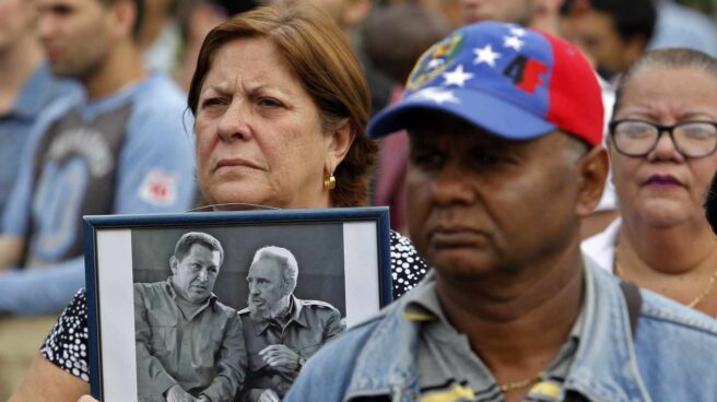Cubanos esperan la llegada del canciller venezolano, Jorge Arreaza, a La Habana.