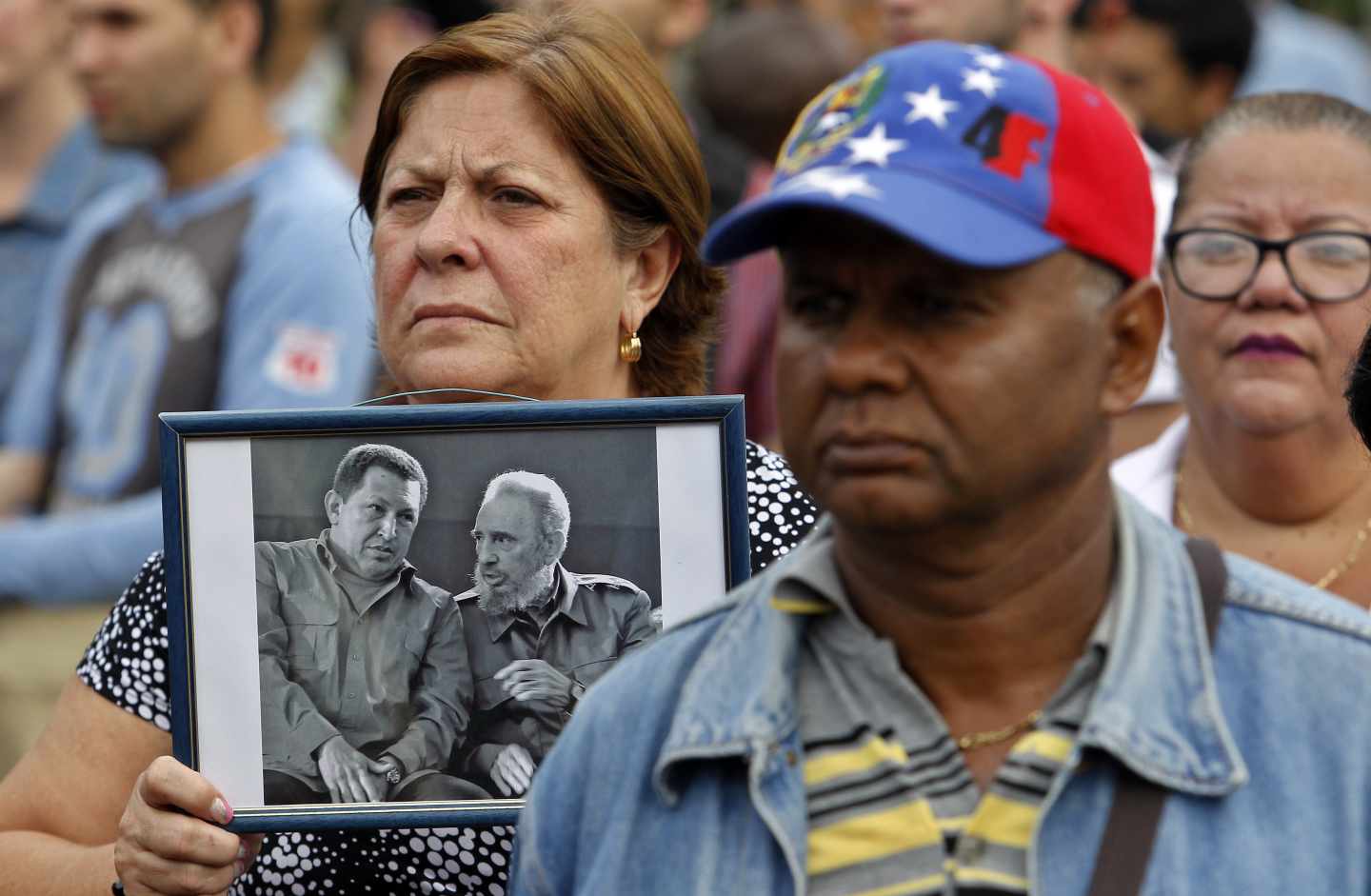 Cubanos esperan la llegada del canciller venezolano, Jorge Arreaza, a La Habana.