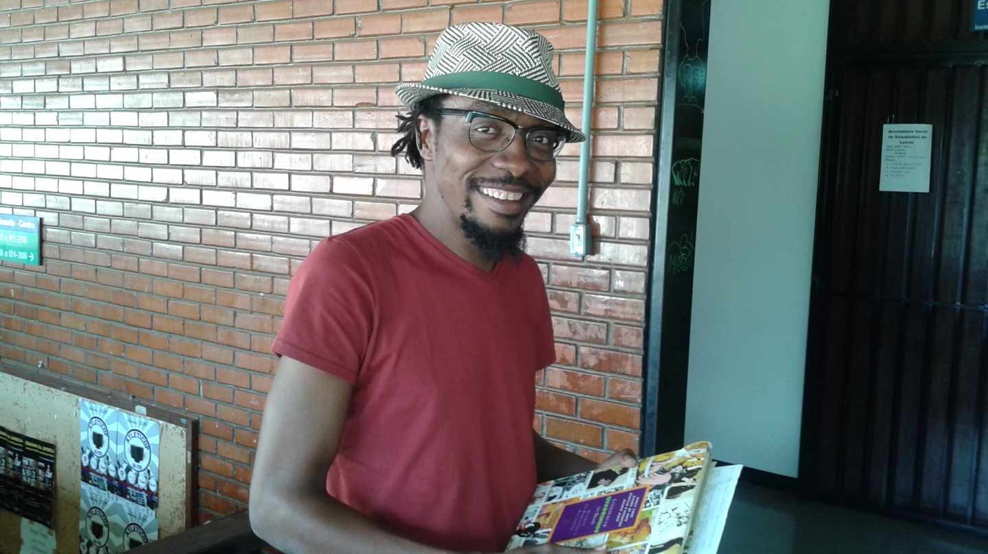 El ilustrador Ramón Esono.