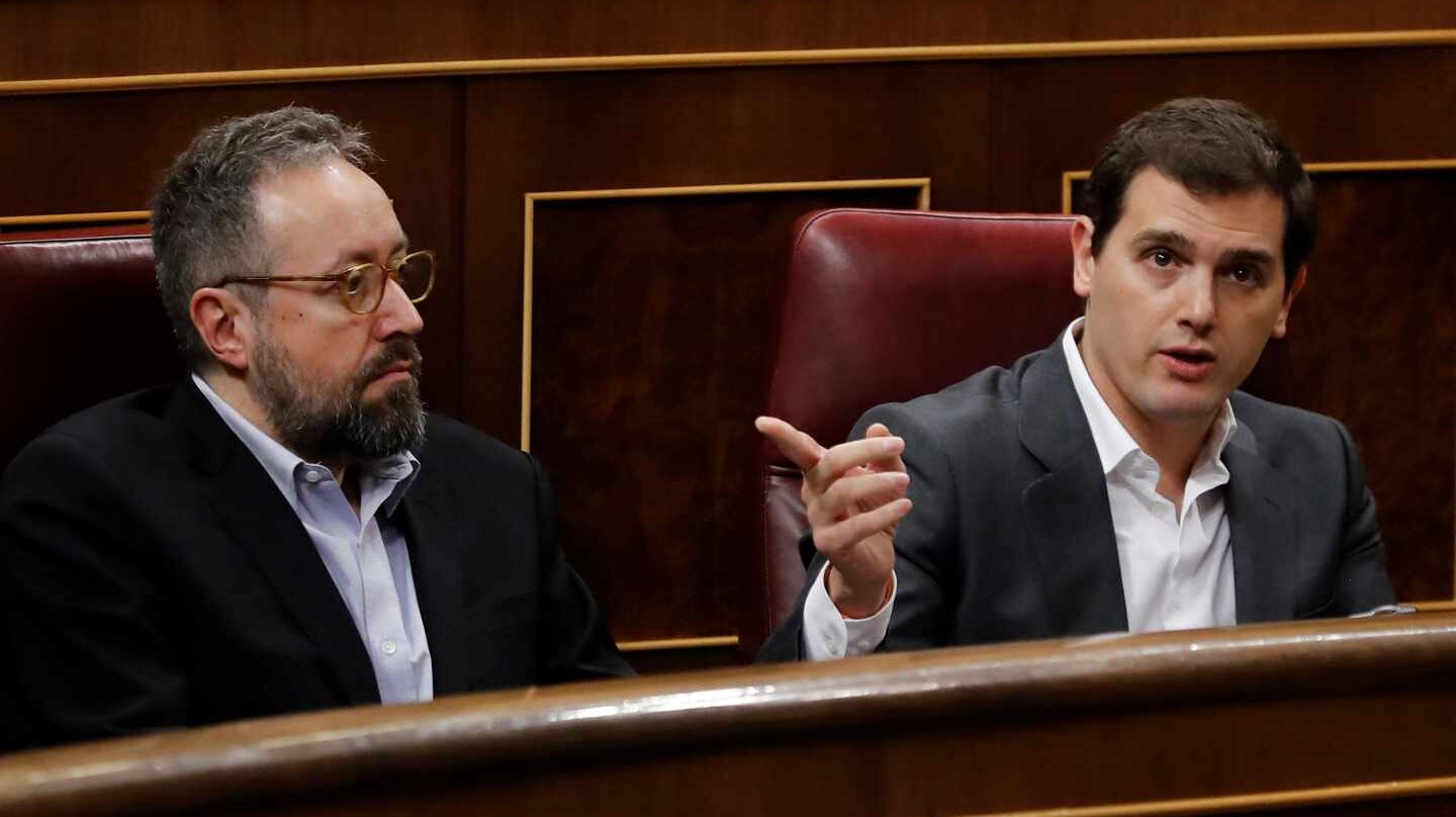 Juan Carlos Girauta y Albert Rivera, en el escaño del Congreso.