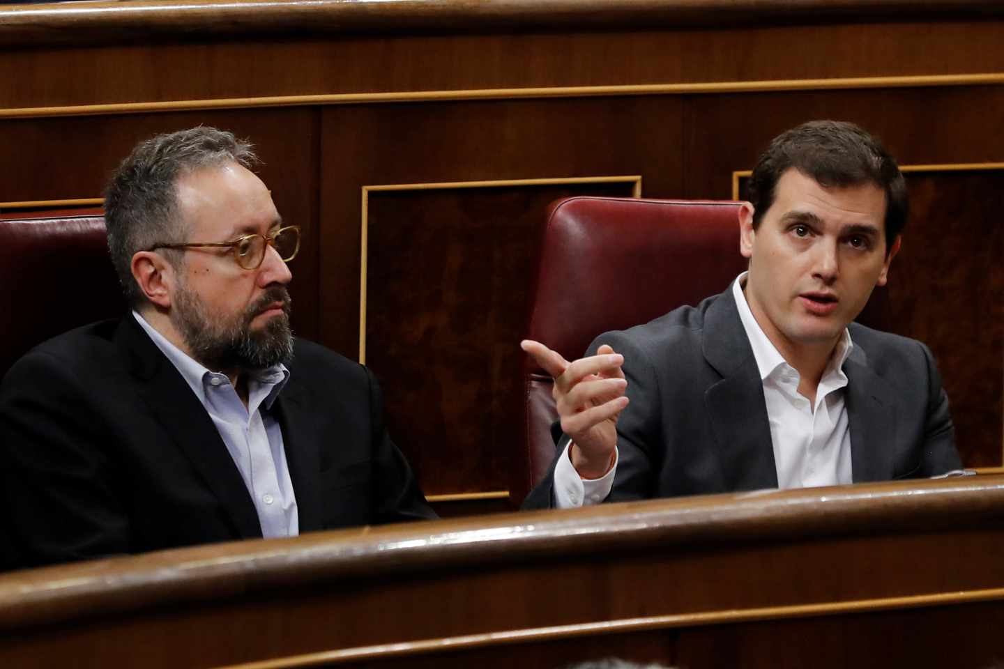 Juan Carlos Girauta y Albert Rivera, en el escaño del Congreso.