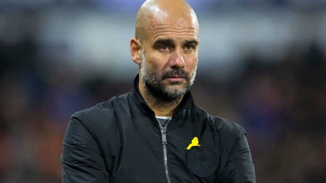 El entrenador del Manchester City, Pep Guardiola, con el lazo amarillo.