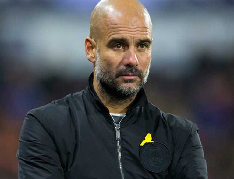 La Federación inglesa sanciona a Pep Guardiola por lucir el lazo amarillo de apoyo a los presos