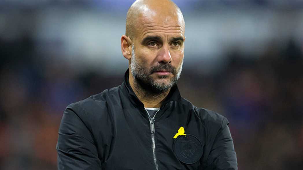 El entrenador del Manchester City, Pep Guardiola, con el lazo amarillo.