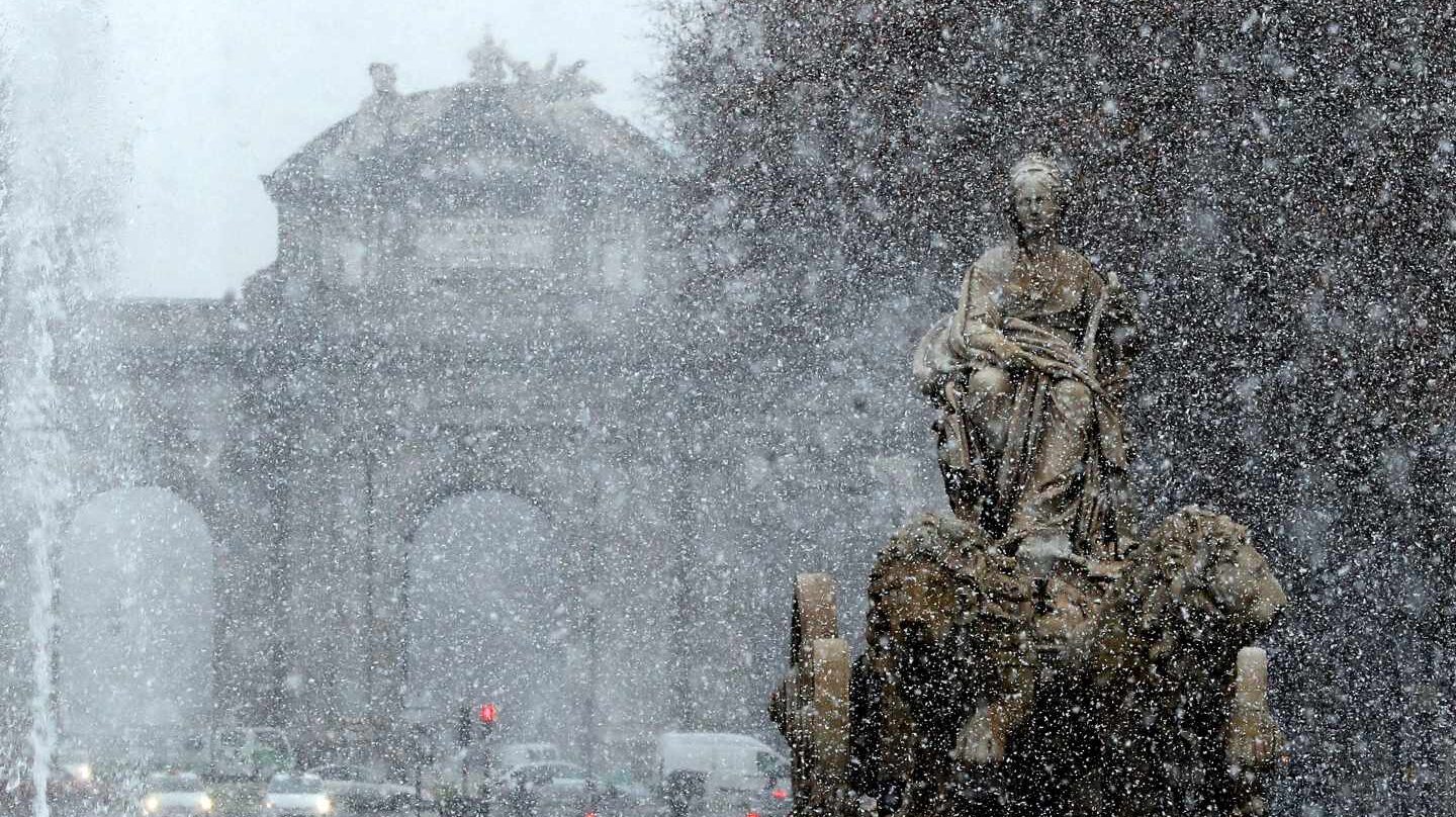 Vista de la fuente de Cibeles bajo la intensa nevada caída esta mañana en el centro de la capital. El temporal de nieve continua complicando la circulación en toda España, con centenares de carreteras afectadas y una treintena de provincias en alerta por nevadas, una situación que se alargará en los próximos días con la llegada de un nuevo frente frío.