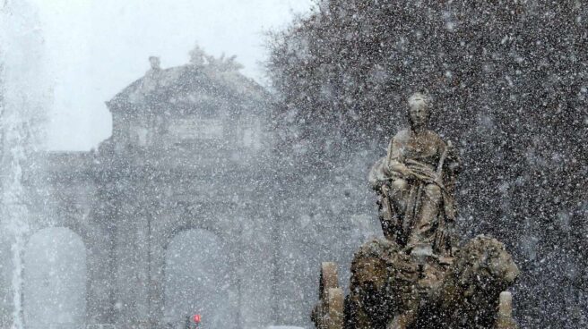Madrid temporal nieve Vista de la fuente de Cibeles bajo la intensa nevada caída esta mañana en el centro de la capital. El temporal de nieve continua complicando la circulación en toda España, con centenares de carreteras afectadas y una treintena de provincias en alerta por nevadas, una situación que se alargará en los próximos días con la llegada de un nuevo frente frío.
