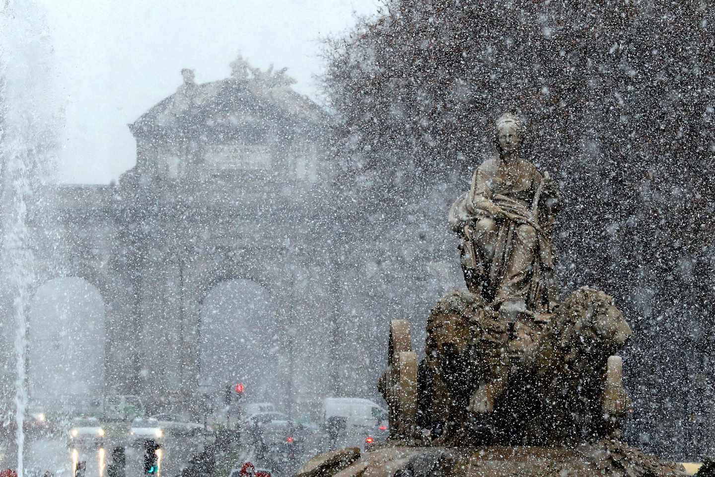 Vista de la fuente de Cibeles bajo la intensa nevada caída esta mañana en el centro de la capital. El temporal de nieve continua complicando la circulación en toda España, con centenares de carreteras afectadas y una treintena de provincias en alerta por nevadas, una situación que se alargará en los próximos días con la llegada de un nuevo frente frío.