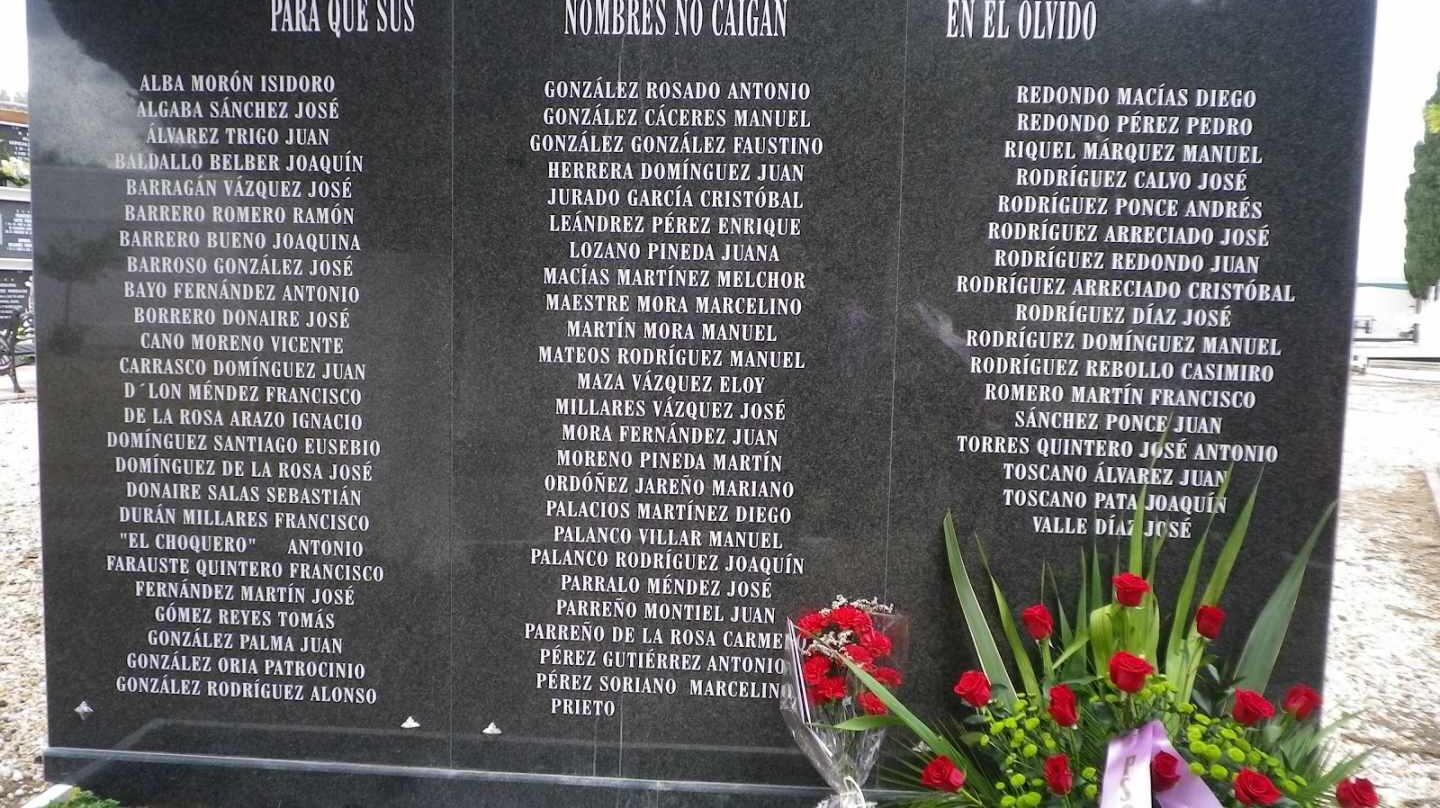 Monolito en memoria de las víctimas de la represión franquista.