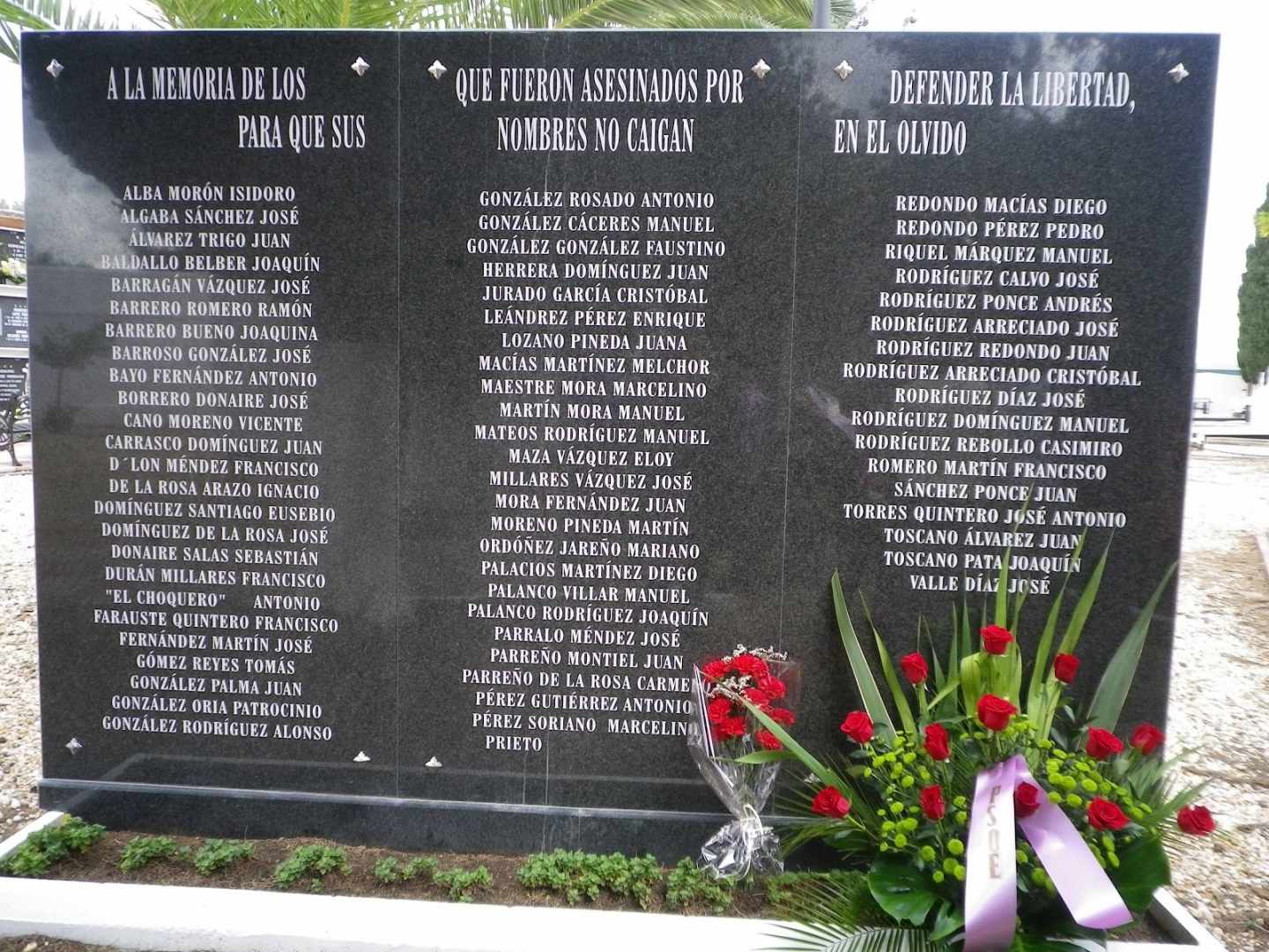 Monolito en memoria de las víctimas de la represión franquista.