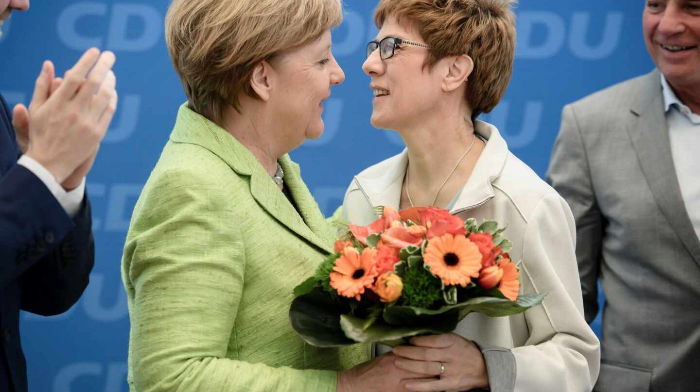 Angela Merkel saluda a AKK, próxima secretaria general de la CDU.