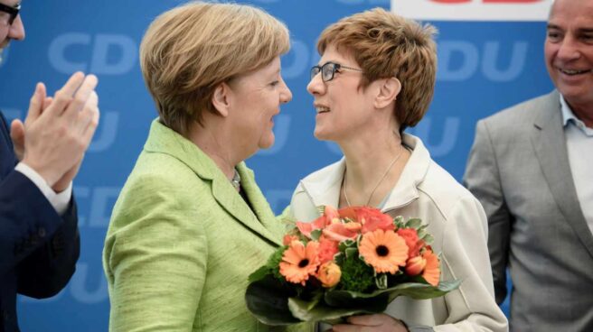 Angela Merkel saluda a AKK, próxima secretaria general de la CDU.