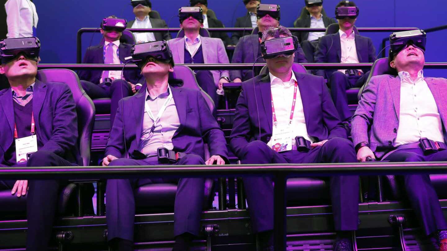 Varios visitantes del Mobile World Congress, prueban las nuevas gafas de realidad virtual Gear VR 4D de la compañía coreana Samsung.