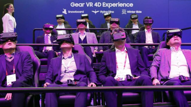 Varios visitantes del Mobile World Congress, prueban las nuevas gafas de realidad virtual Gear VR 4D de la compañía coreana Samsung.