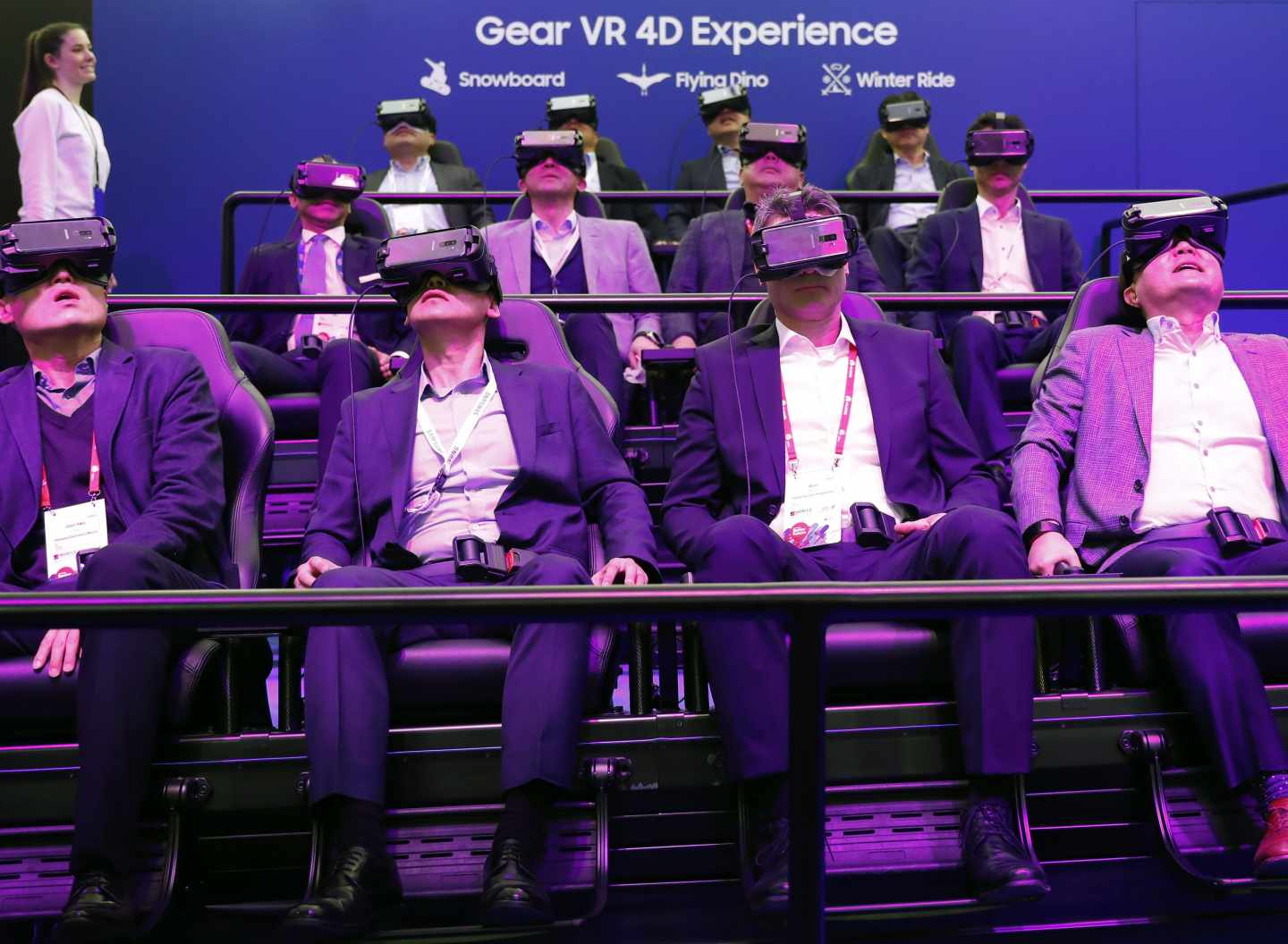 Varios visitantes del Mobile World Congress, prueban las nuevas gafas de realidad virtual Gear VR 4D de la compañía coreana Samsung.