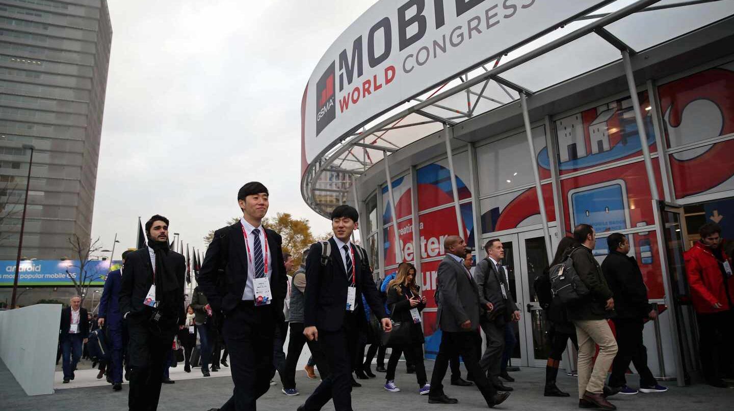 Diversos congresistas llegan al recinto ferial de Gran Via durante primera jornada del MWC (Mobile World Congress), la mayor cita mundial de la tecnología móvil ,que se celebra desde hoy y hasta el próximo jueves. EFE/Toni Albir