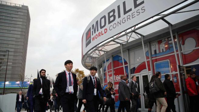 Diversos congresistas llegan al recinto ferial de Gran Via durante primera jornada del MWC (Mobile World Congress), la mayor cita mundial de la tecnología móvil ,que se celebra desde hoy y hasta el próximo jueves. EFE/Toni Albir