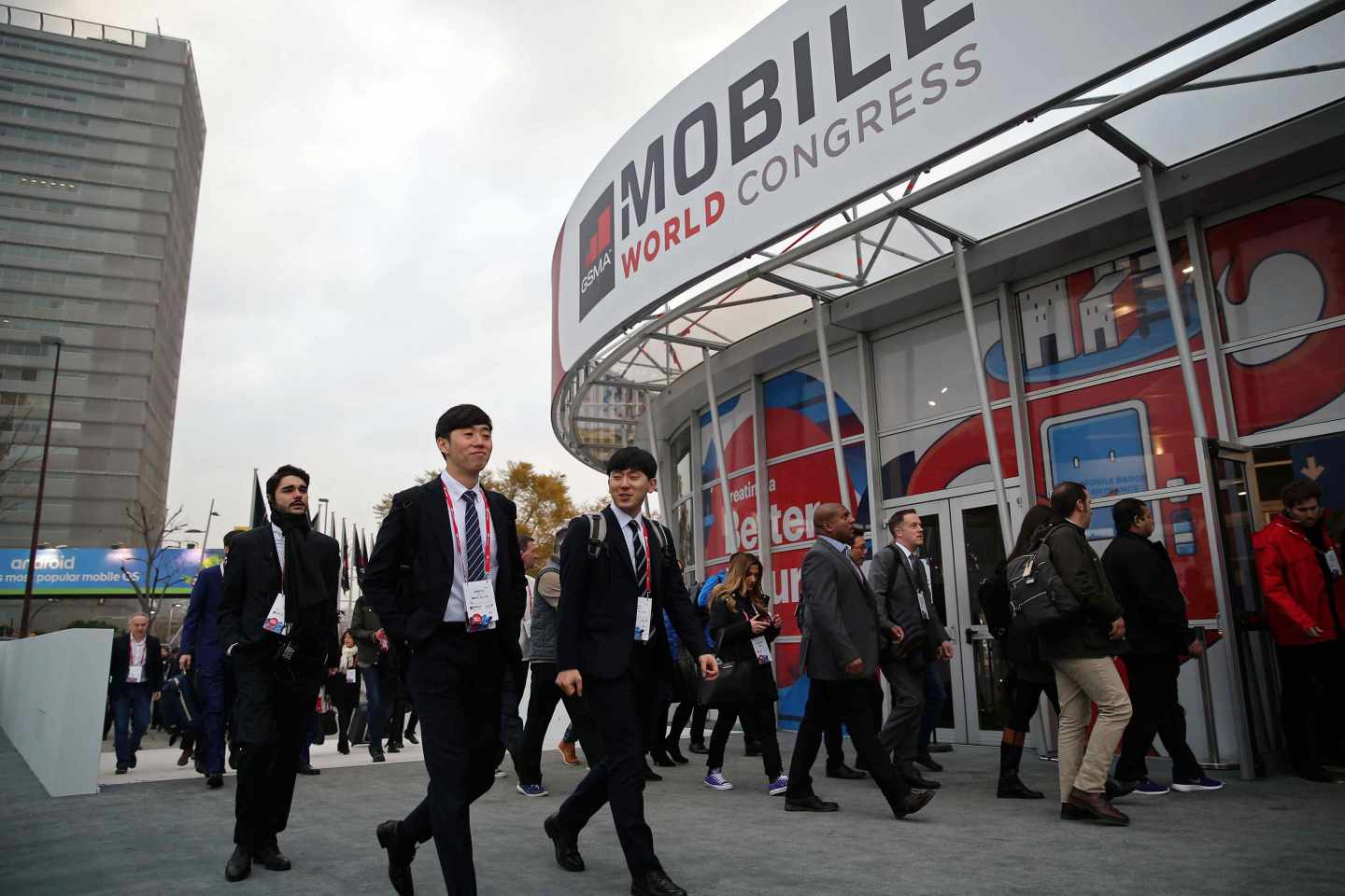 Diversos congresistas llegan al recinto ferial de Gran Via durante primera jornada del MWC (Mobile World Congress), la mayor cita mundial de la tecnología móvil ,que se celebra desde hoy y hasta el próximo jueves. EFE/Toni Albir