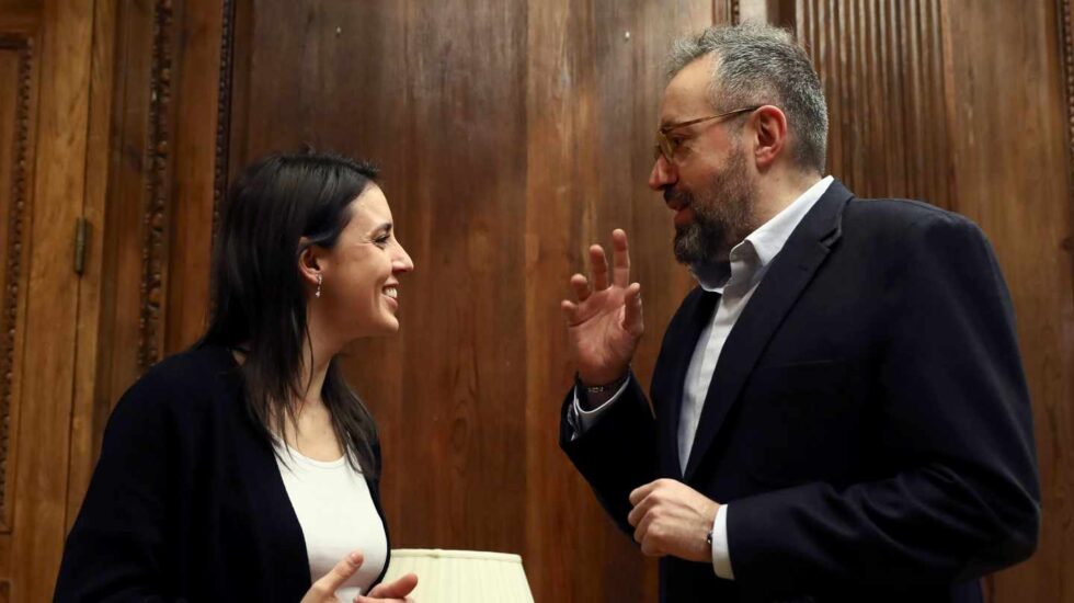 Irene Montero y Juan Carlos Girauta, reunidos en el Congreso.