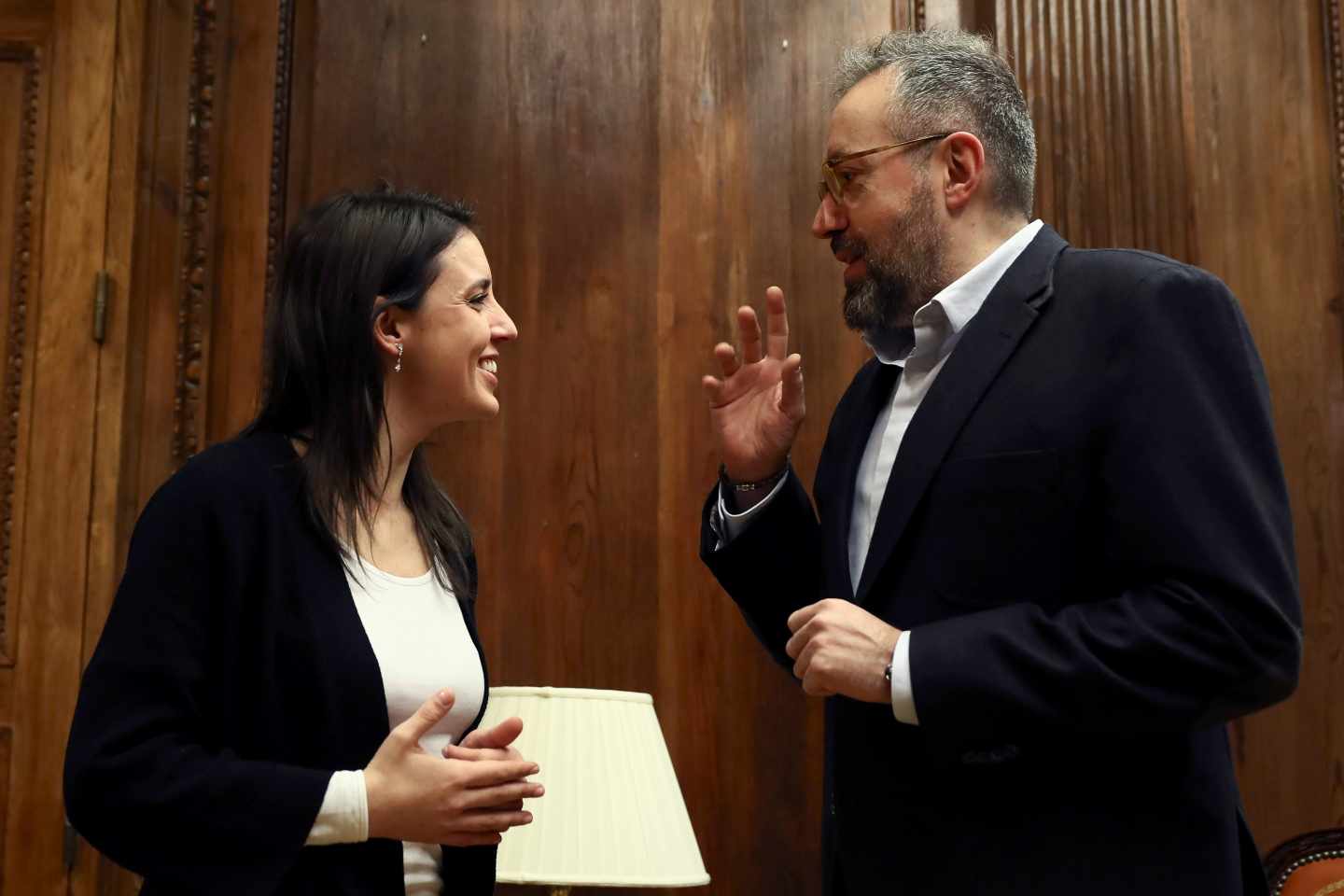 Irene Montero y Juan Carlos Girauta, reunidos en el Congreso.