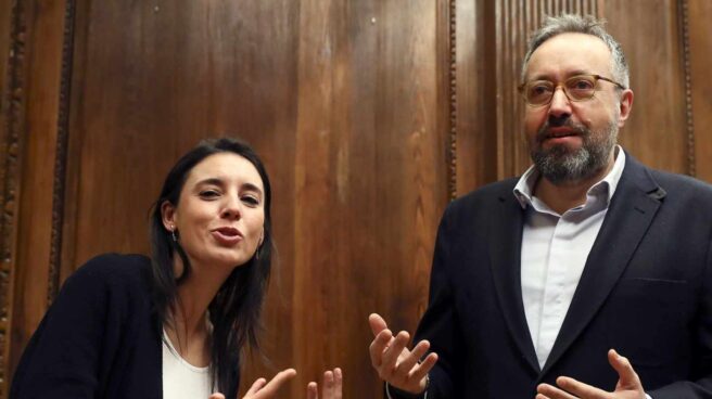 Irene Montero y Juan Carlos Girauta, reunidos en el Congreso.