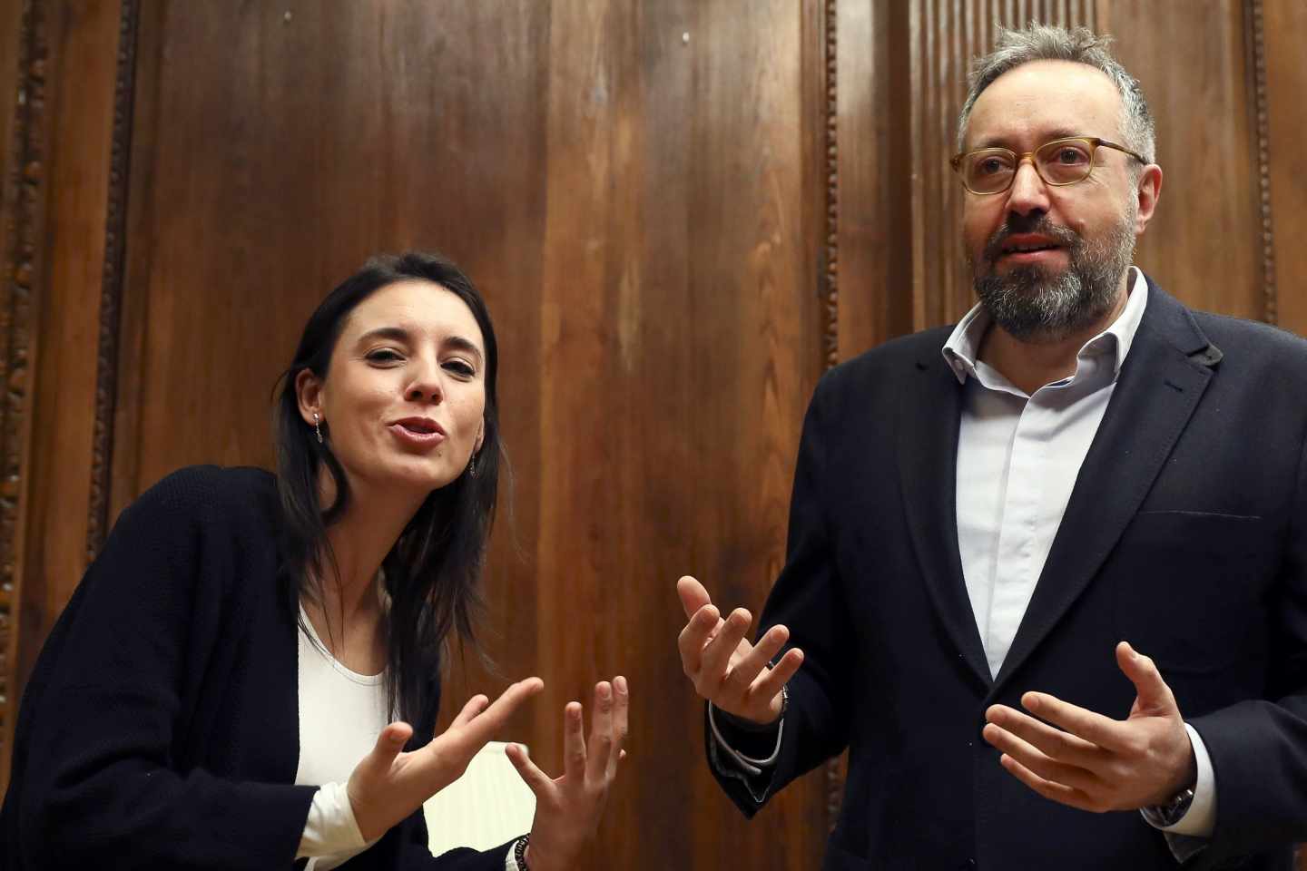Irene Montero y Juan Carlos Girauta, reunidos en el Congreso.