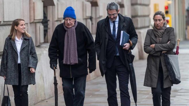 Los ex responsables del Palau de la Música, Jordi Montull (con gorro), y su hija Gemma Montull, a la derecha.