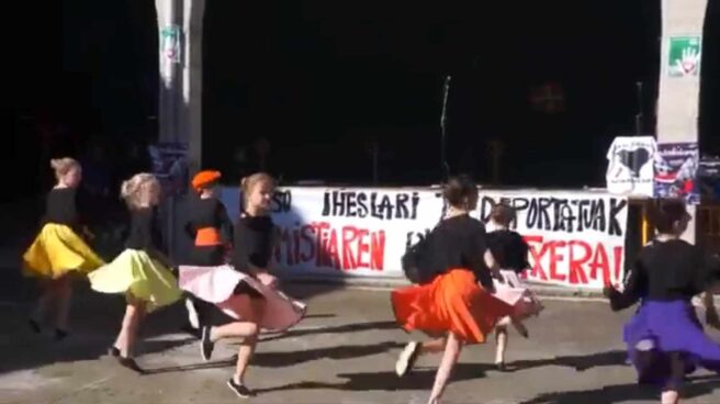 Niños de Gaztelu bailan el aurresku en homenaje a los presos etarras.