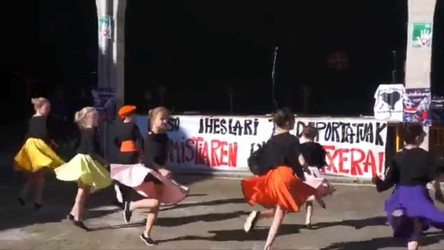 Niños de Gaztelu bailan el aurresku en homenaje a los presos etarras.