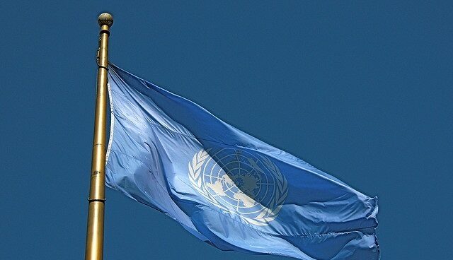 Bandera con el simbolo de la Organizacion de Naciones Unidas (ONU). Bandera con el simbolo de la Organizacion de Naciones Unidas (ONU).