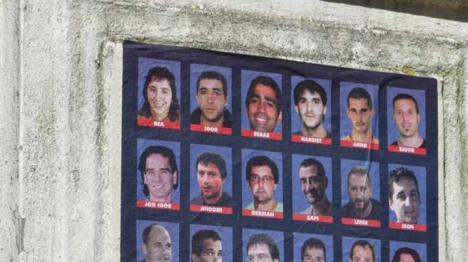 Un cartel reclama la libertad para decenas de presos de ETA de Bilbao bajo el lema "Os queremos".