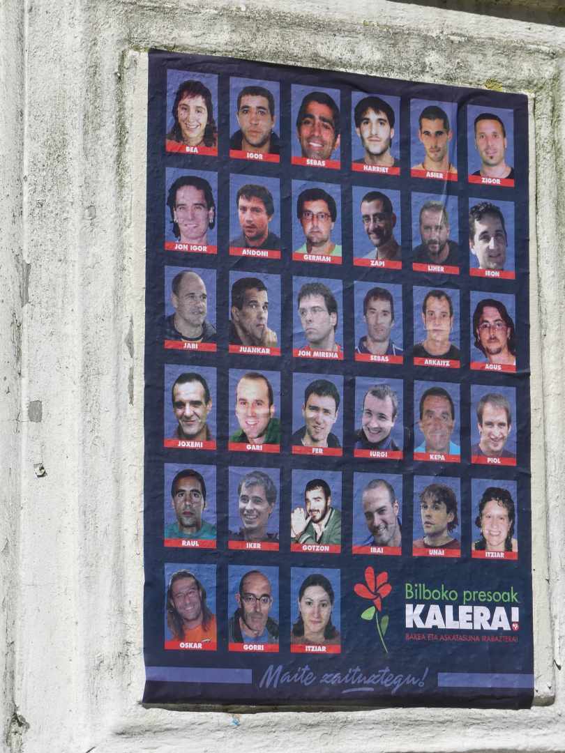 Un cartel reclama la libertad para decenas de presos de ETA de Bilbao bajo el lema "Os queremos".
