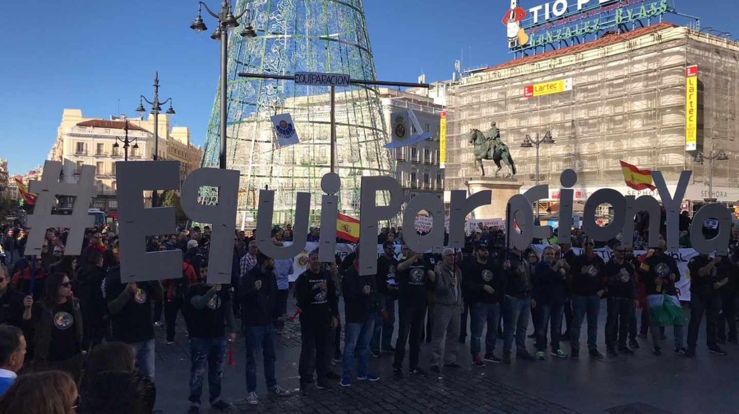 Manifestación en favor de la equiparación salarial de los policías en la céntrica Puerta del Sol de Madrid.