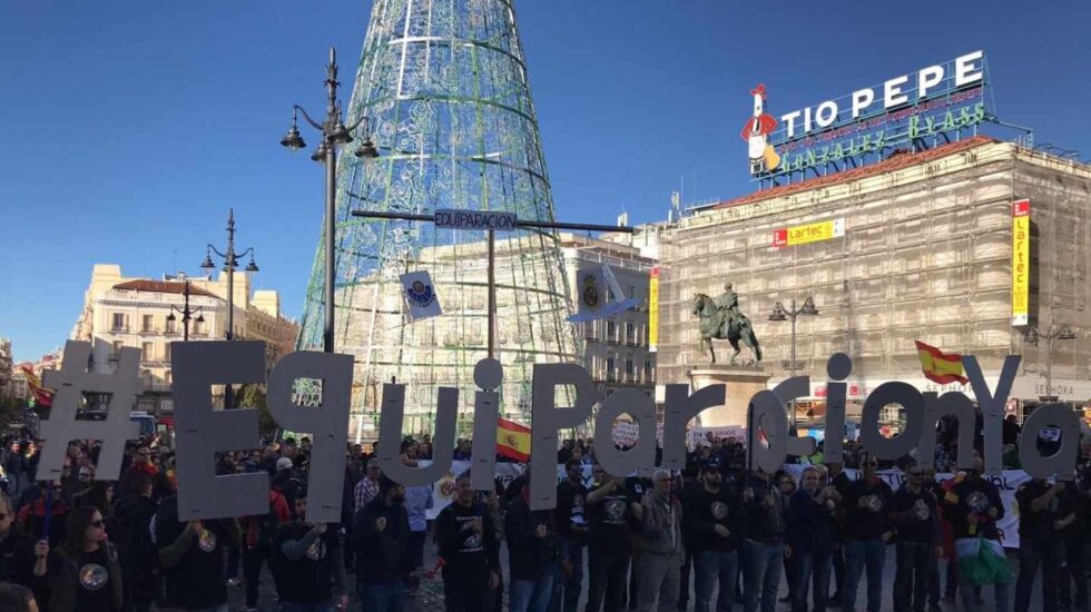 Manifestación en favor de la equiparación salarial de los policías en la céntrica Puerta del Sol de Madrid.