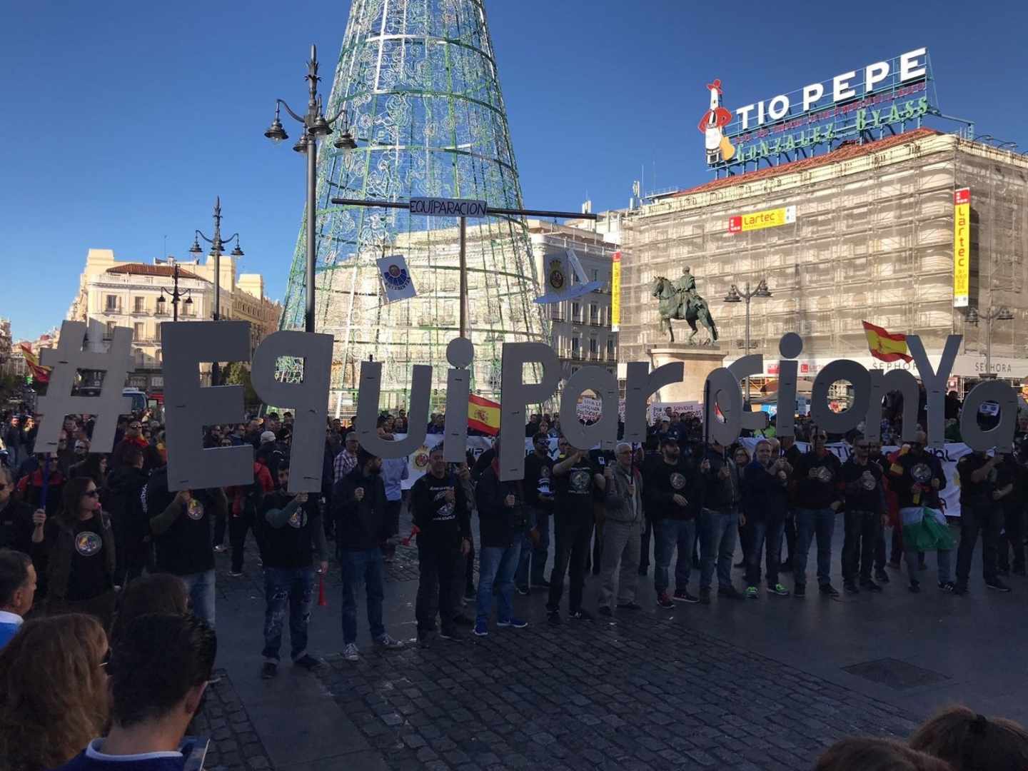 Manifestación en favor de la equiparación salarial de los policías en la céntrica Puerta del Sol de Madrid.