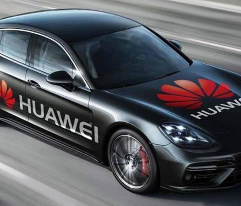 Huawei presenta el primer coche conducido por la Inteligencia Artificial de un móvil