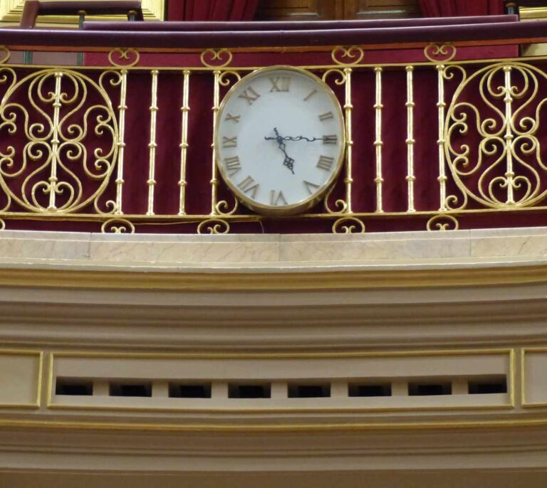 El Congreso destina 52.518 euros para mantener y dar cuerda a sus 77 relojes