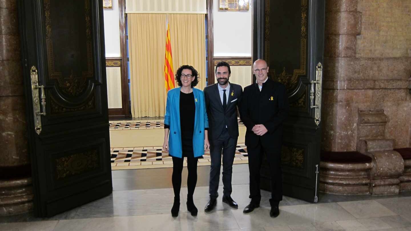 Rovira, Torrent y Romeva, en el Parlament.