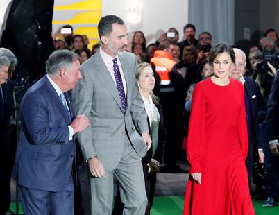 Santiago González acompaña a los reyes Felipe y Letizia durante la visita a ARCO.