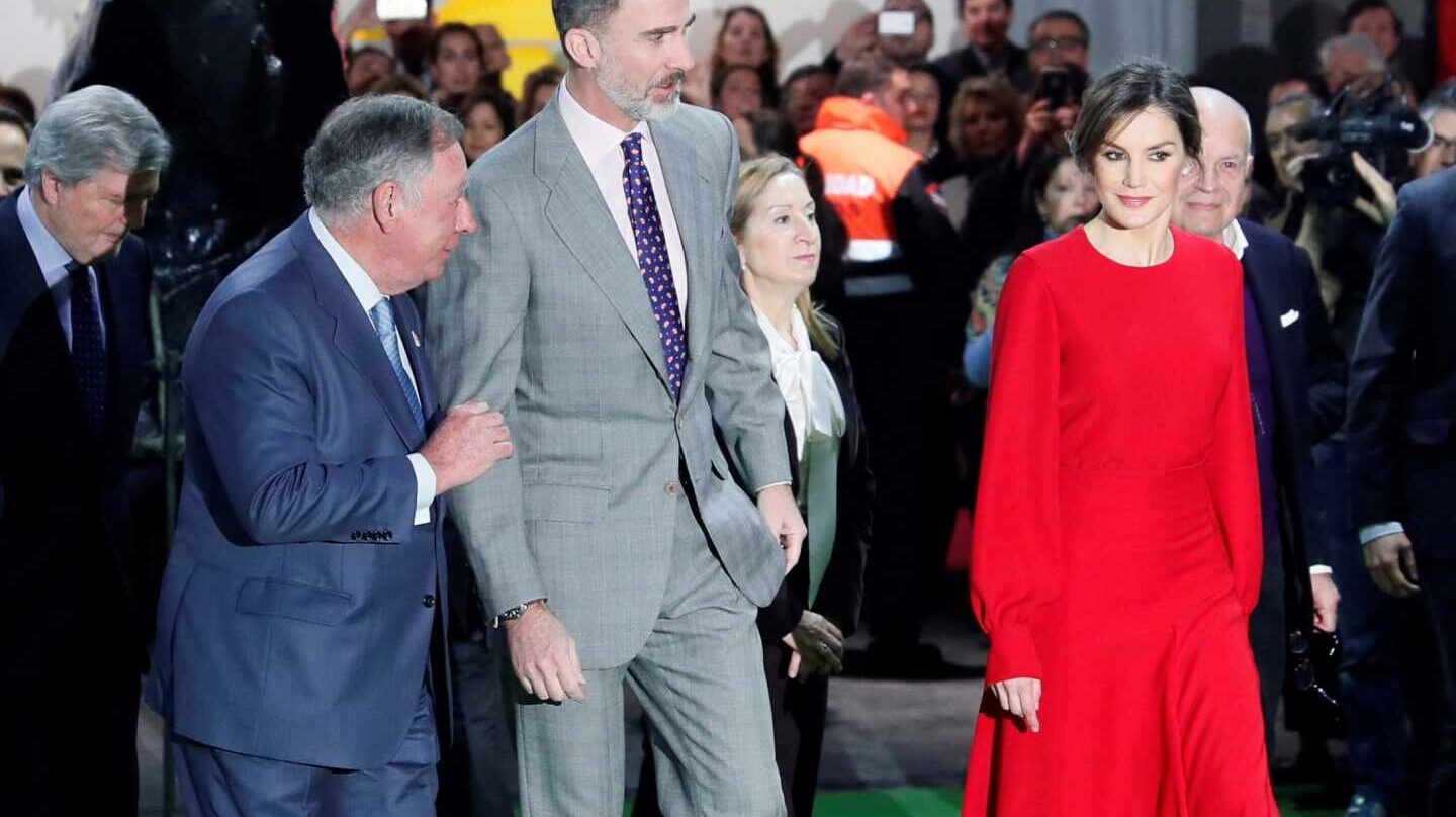 Clemente González acompaña a los reyes Felipe y Letizia durante la visita a ARCO.