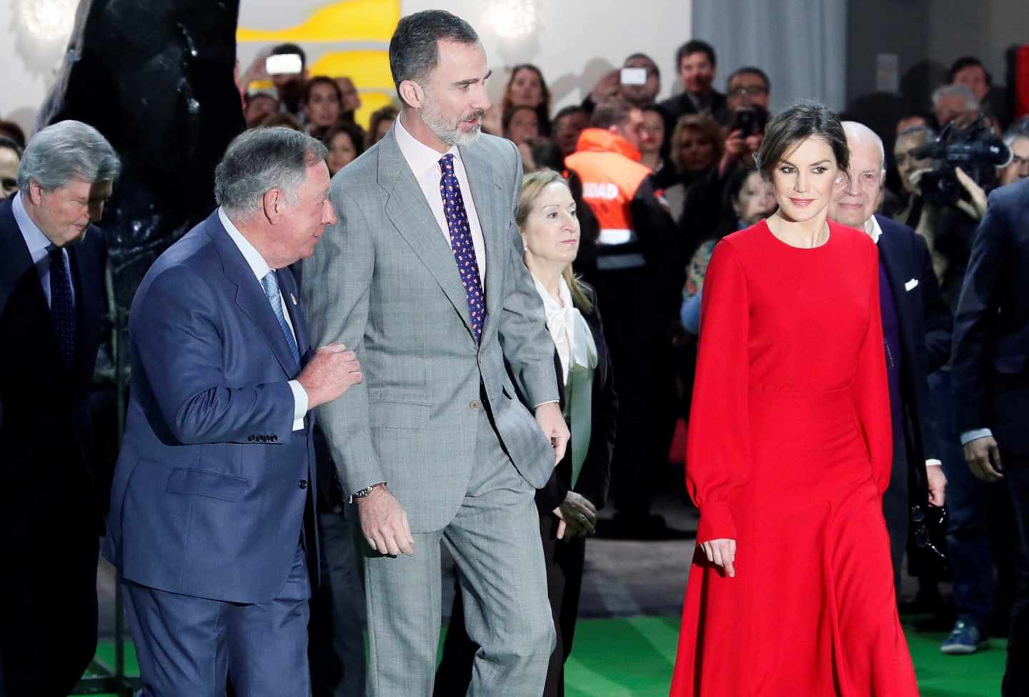 Clemente González acompaña a los reyes Felipe y Letizia durante la visita a ARCO.