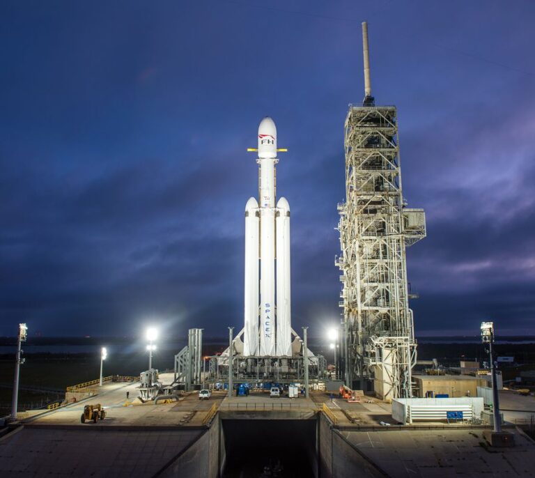 SpaceX lanza el cohete más potente de la historia: así es el Falcon Heavy