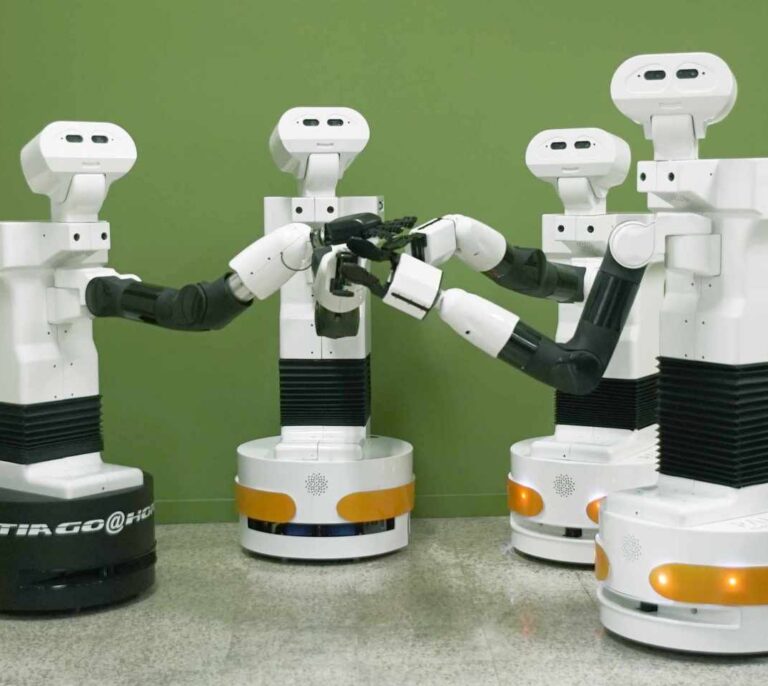 TIAGo, el robot semihumanoide que asiste a personas mayores en sus casas