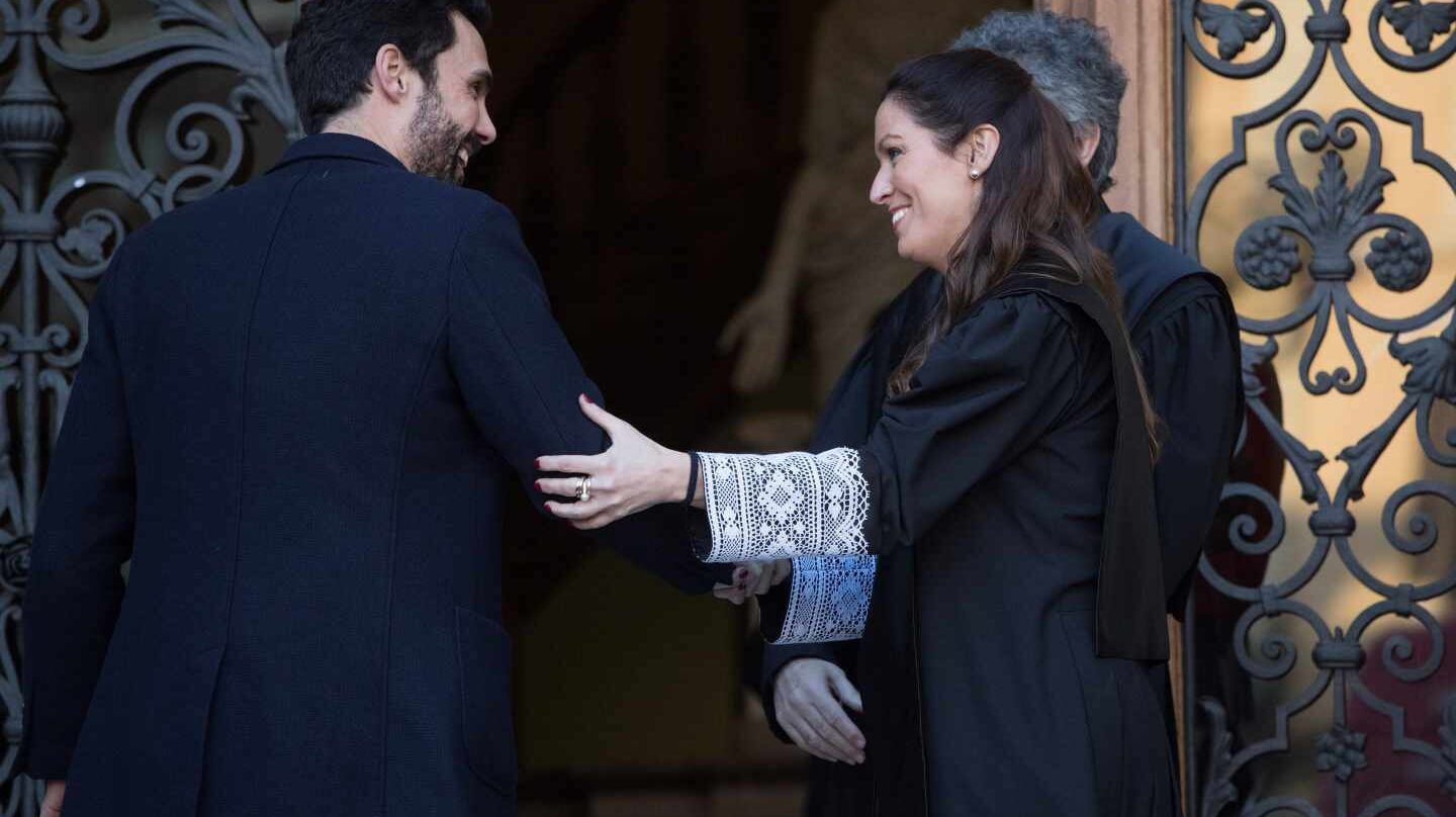 El presidente del Parlament, Roger Torrent, junto a la decana del Colegio de Abogados de Barcelona, Maria Eugenia Gay.