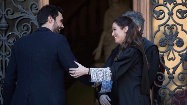 El presidente del Parlament, Roger Torrent, junto a la decana del Colegio de Abogados de Barcelona, Maria Eugenia Gay.