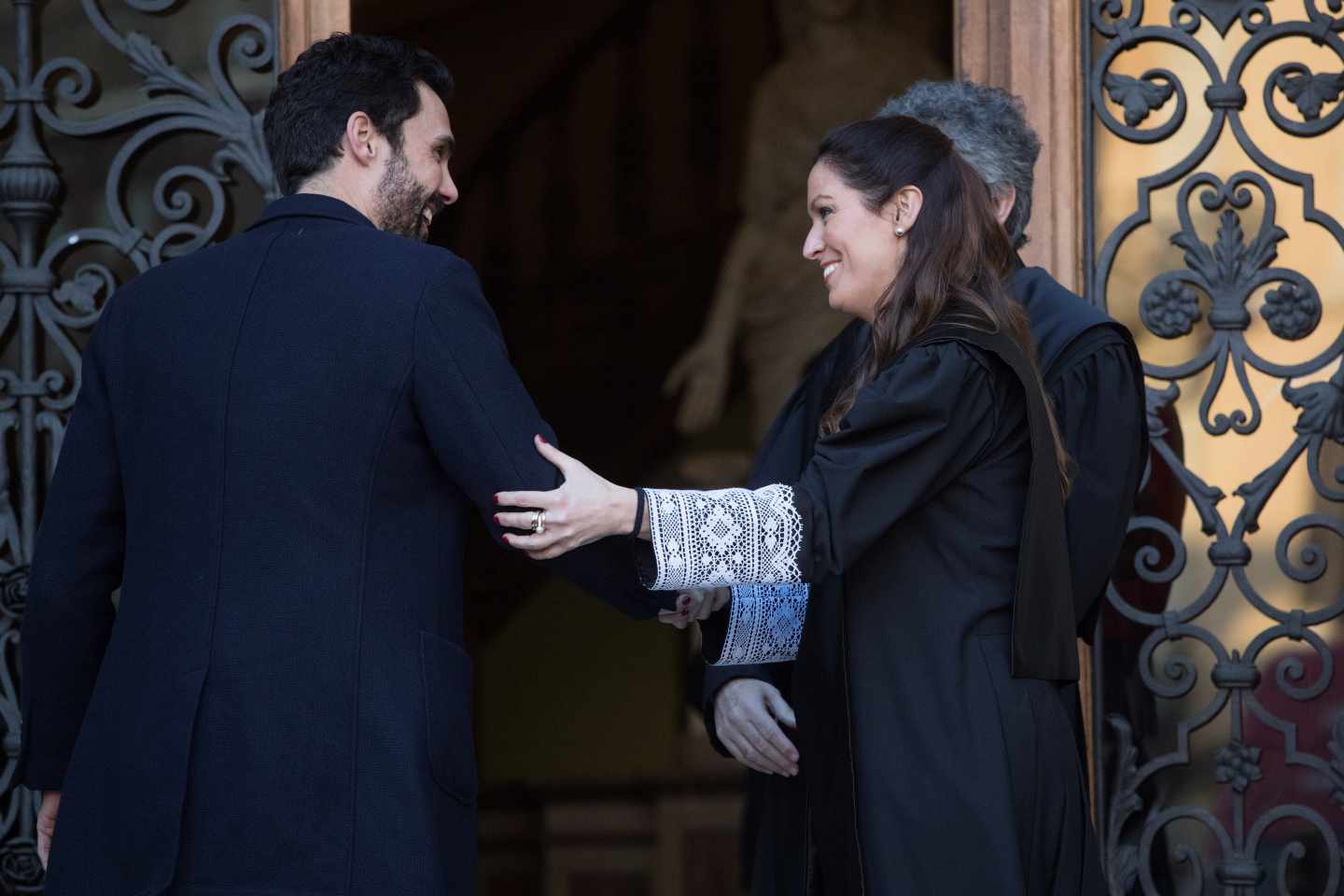 El presidente del Parlament, Roger Torrent, junto a la decana del Colegio de Abogados de Barcelona, Maria Eugenia Gay.