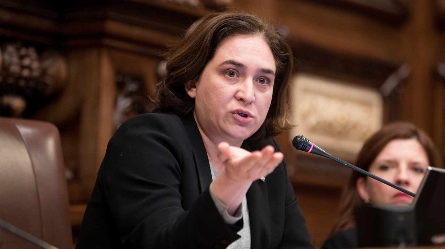 La alcaldesa de Barcelona, Ada Colau, durante un pleno.