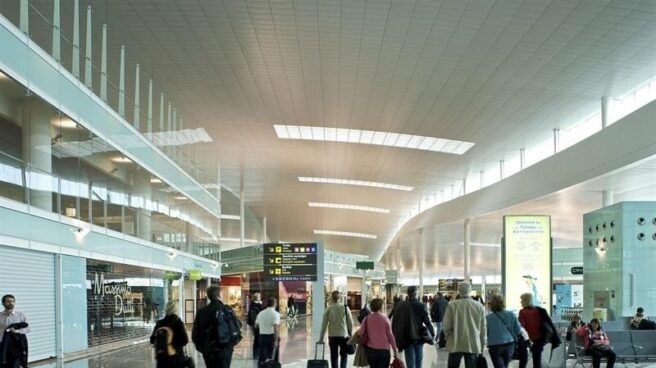 El aeropuerto de Barcelona detiene toda su actividad por las fuertes lluvias