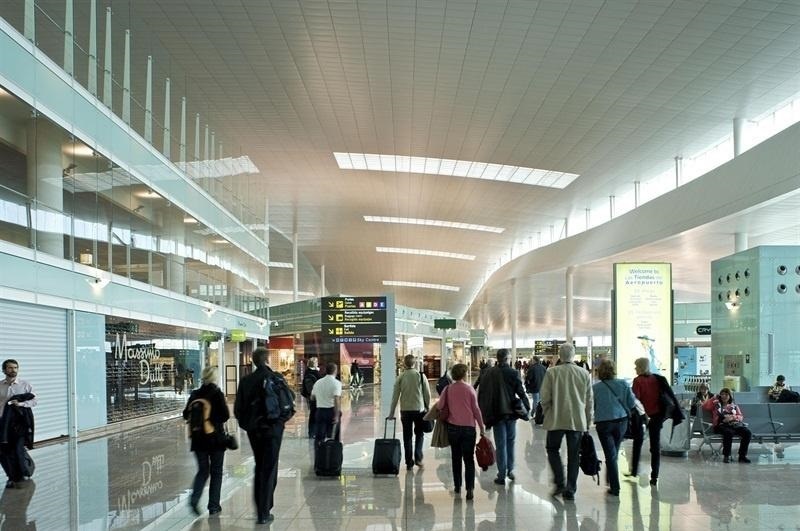 El aeropuerto de Barcelona detiene toda su actividad por las fuertes lluvias