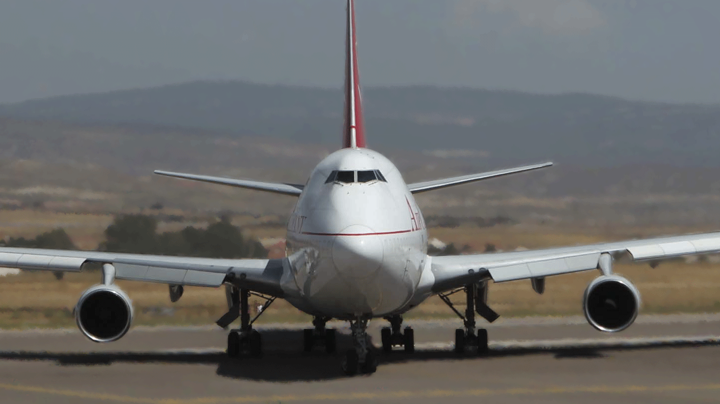 Avión en pista de aeropuerto