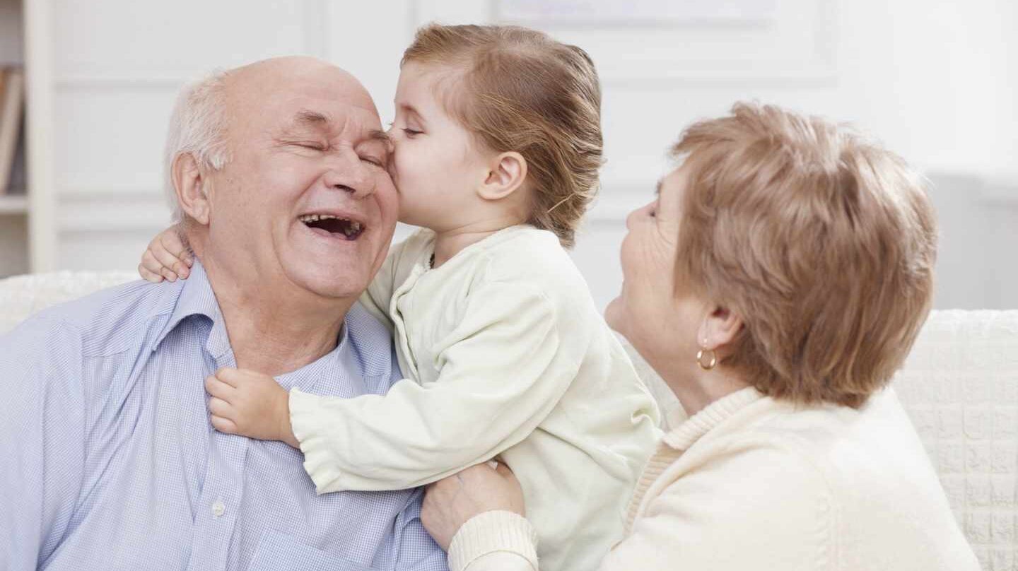Abuelos con un niño pequeño.